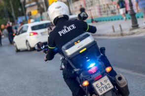 Δύο αστυνομικοί της ΔΙΑΣ τραυματίστηκαν σε τροχαίο στο Λαγονήσι - Σύγκρουση με ΙΧ που επιχείρησε αναστροφή - Νοσηλεύονται στο 401 