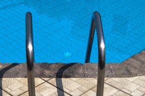 Στον εισαγγελέα οδηγείται ο ιδιοκτήτης beach bar στην Πάρο για τον θάνατο 4χρονου σε πισίνα - Ελεύθεροι αφέθηκαν οι γονείς του άτυχου παιδιού.