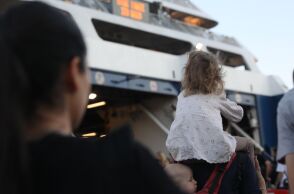 Η επιβατική κίνηση στο λιμάνι του Πειραιά παραμένει ιδιαίτερα αυξημένη, με χιλιάδες ταξιδιώτες να αναχωρούν για νησιωτικούς προορισμούς