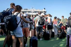 Αδειούχοι στο λιμάνι του Πειραιά ετοιμάζονται να φύγουν με πλοίο για τα νησιά ενόψει Δεκαπενταύγουστου