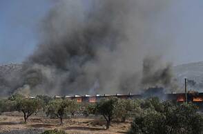Καίγεται επιχείρηση στον Κουβαρά Αττικής