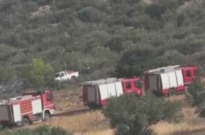 Πυροσβεστικά οχήματα σχηματίζουν «τείχος» στο βουνό για τη φωτιά στον Κουβαρά