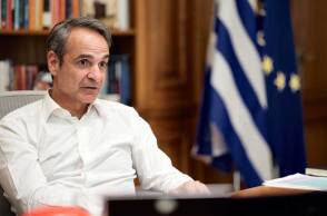 Ο πρωθυπουργός Κυριάκος Μητσοτάκης αποχαιρετά τον Στέλιο Ράμφο