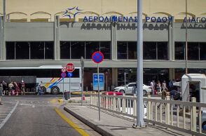 Δύο γυναίκες συνελήφθησαν στο αεροδρόμιο της Ρόδου έχοντας στις αποσκευές τους 3.928 λαθραία πακέτα τσιγάρων - Σχηματίστηκε δικογραφία σε βάρος τους.
