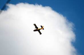Αεροπλάνο Canadair κατευθύνεται σε δασική πυρκαγιά