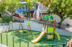 Δύο παιδικές χαρές στην Άνω Πόλη Θεσσαλονίκης ανακατασκευάστηκαν και παραδόθηκαν σε χρήση, ενισχύοντας το δίκτυο των 70 χώρων παιχνιδιού του δήμου