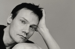 William Orbit (1956–2026): Η ζωή, ο ήχος και η κληρονομιά του παραγωγού που ένωσε την electronica με την pop, από τη Madonna μέχρι τους Blur