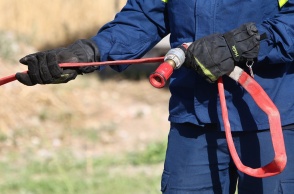 Πυροσβέστης κρατά μάνικα