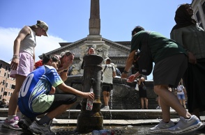 Πολίτες αναζητούν στιγμές δροσιάς σε βρύση σε κεντρικό σημείο της Ρώμης