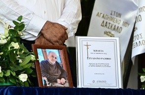 Τελευταίο αντίο στον Στέλιο Ράμφο - Θλίψη στην κηδεία του σπουδαίου διανοητή