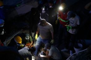 Η 32χρονη Ντανιέλα Λάργκο ανασύρθηκε ζωντανή στην Κολομβία 36 ώρες μετά τον σεισμό των 7,4 Ρίχτερ - Οι νεκροί έχουν ξεπεράσει τους 188.