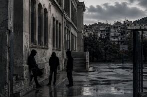 «Δεν μπορείς να κυκλοφορείς χωρίς μαχαίρι»: Μέσα στον κόσμο της εφηβικής βίας