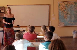 Εκπαιδευτικός και παιδιά μέσα σε σχολική αίθουσα