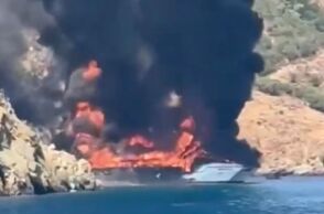 Πυρκαγιά ξέσπασε σε τουριστικό σκάφος στη Φέτιγιε της Τουρκίας - Οι 115 επιβαίνοντες έπεσαν στη θάλασσα και περισυνελέγησαν σώοι από τις αρχές