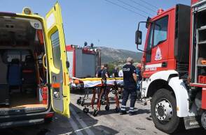 Πυροσβεστικά οχήματα και ασθενοφόρο του ΕΚΑΒ σε τροχαίο