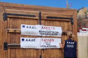 Εντατικοί έλεγχοι της ΑΑΔΕ σε Σαντορίνη και Νάξο έφεραν 48ωρα «λουκέτα» και πρόστιμα για μη έκδοση αποδείξεων δεκάδων χιλιάδων ευρώ
