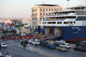 Πλοίο στο οποίο επιβιβάζονται πολίτες