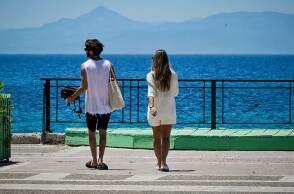 Λουόμενοι κατευθύνονται για μπάνιο σε μια από τις οργανωμένες παραλίες της Αττικής