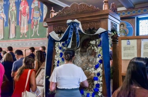 Νεαρή γυναίκα προσκυνά την εικόνα της Παναγίας