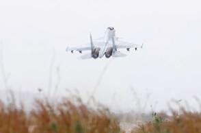 Μαχητικό Su-24 απογειώνεται από στρατιωτική βάση