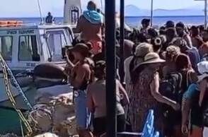 Κάτοικοι και επισκέπτες στη Σαλαμίνα απομακρύνονται με σκάφη από τις παραλίες