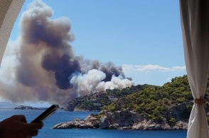 Οι πρώτες εικόνες από τις δύο μεγάλες φωτιές στη Σαλαμίνα - Εκκενώνονται περιοχές 