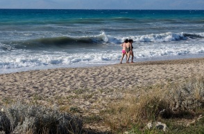 Μελτέμια και κύμα σε παραλία