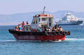 Κάτοικοι και επισκέπτες απομακρύνονται με σκάφη από παραλίες στη Σαλαμίνα
