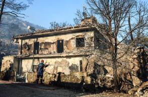 Τα αναπάντητα ερωτήματα για το πώς ξεκίνησε η φωτιά στη Σαλαμίνα