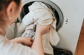 Λεκέδες από αντηλιακό στα ρούχα: Πώς να τα καθαρίσετε εύκολα χωρίς να τα καταστρέψετε