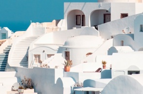 Πώς τα σοκάκια των Κυκλάδων φθείρουν γόνατα & ισχία