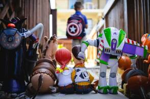 Παιχνίδια από την ταινία Toy Story και στο βάθος ένα παιδί με την ασπίδα του Captain America