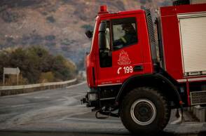 Όχημα της Πυροσβεστικής Υπηρεσίας σε δασική πυρκαγιά