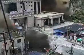 Εφιαλτικές εικόνες από την ξαφνική πλημμύρα στο Νεπάλ