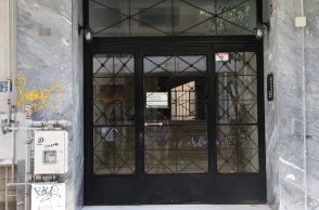 Η είσοδος της πολυκατοικίας όπου διέμενε η οικογένεια στην Κυψέλη