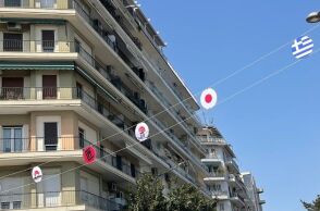 Πάνω από 400 ιαπωνικά και ελληνικά σύμβολα στολίζουν τη Θεσσαλονίκη για την 90ή ΔΕΘ - Η Ιαπωνία συμμετέχει ως τιμώμενη χώρα με πλούσιες εκδηλώσεις.