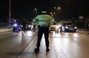 Σύλληψη 90χρονου που οδηγούσε ανάποδα στην Αττική Οδό στο Κορωπί - Διαπιστώθηκε ότι το δίπλωμα οδήγησής του είχε λήξει πριν από οκτώ χρόνια.