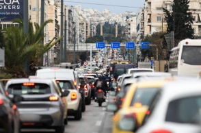 Αυτοκίνητα κολλημένα στην κίνηση στην άνοδο της Λ. Συγγρού