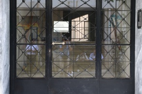 Η πόρτα της πολυκατοικίας στην Κυψέλη όπου αποκαλύφθηκε η φρίκη με το νεκρό βρέφος