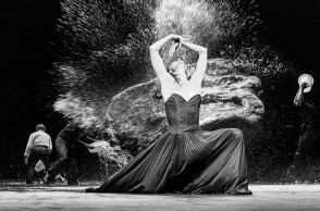 Vollmond (Full Moon), έργο της Pina Bausch, με τη Julie Anne Stanzak και το Ensemble.