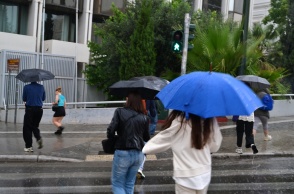 Καταιγίδα στο κέντρο της Αθήνας και πολίτες με ομπρέλες