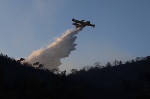 Πυροσβεστικό αεροσκάφος επιχειρεί για την κατάσβεση περιοχής σε δασική περιοχή