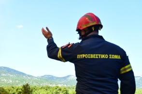 Πυροσβέστης πλάτη στον φακό