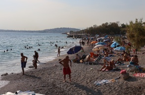 Λουόμενοι εκμεταλλεύονται τις υψηλές θερμοκρασίες και κάνουν μπάνιο στη θάλασσα