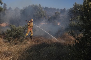 Πυροσβέστης επιχειρεί για την κατάσβεση φωτιάς