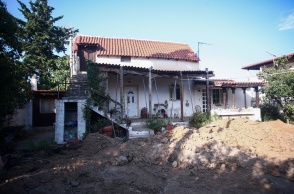 Το σπίτι όπου φέρεται η γυναίκα να έθαψε τη μητέρα της στον Μαραθώνα
