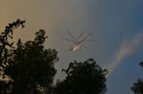 Πυρκαγιά εκδηλώθηκε σε μεικτή έκταση στην Αχλαδερή Λέσβου, κινητοποιώντας ισχυρές επίγειες δυνάμεις και εναέρια μέσα της Πυροσβεστικής.
