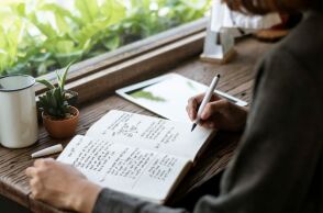 Η γραφή με το χέρι ενισχύει τη μνήμη, τη δημιουργικότητα και τη συγκέντρωση, σύμφωνα με νευροεπιστήμονες, προσφέροντας μοναδικά οφέλη στον εγκέφαλο.