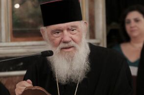 Τρισάγιο στη μνήμη των δύο αξιωματικών της Πολεμικής Αεροπορίας τέλεσε στο Μήλεσι ο αρχιεπίσκοπος Ιερώνυμος, εκφράζοντας συμπαράσταση στις οικογένειές τους
