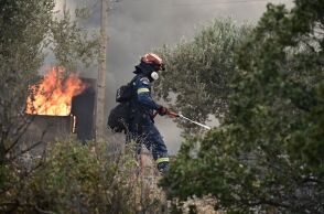 Ισχυρές πυροσβεστικές δυνάμεις επιχειρούν στα Καλάβρυτα για τη φωτιά στην περιοχή Πετσάκοι, με τη συνδρομή εναέριων μέσων.